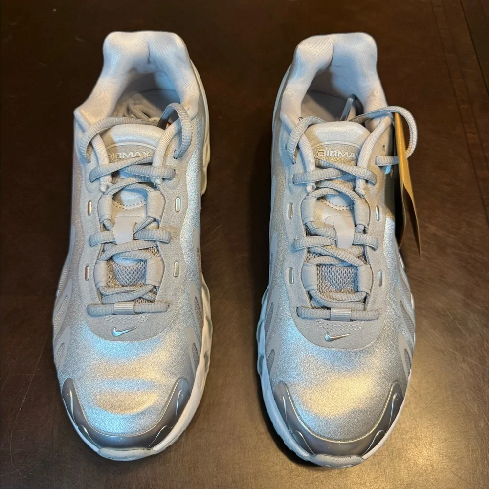 New Nike Air Max DN8 Metallic Silver Sneaker Shoes Size US 7 W / 5.5 M